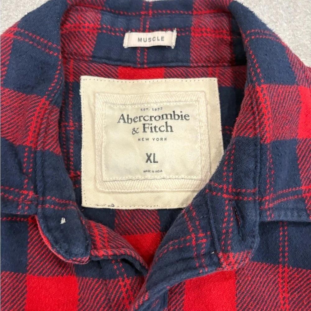 [XL]Abercrombie & Fitch Red and Navy Plaid Flannel Muscle Shirt - Picture 2 of 7